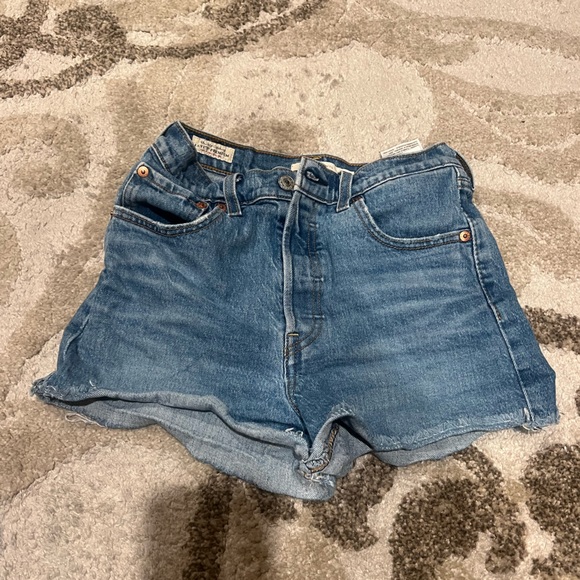 Levi's Ribcage Short in Urban Oasis - Picture 3 of 6